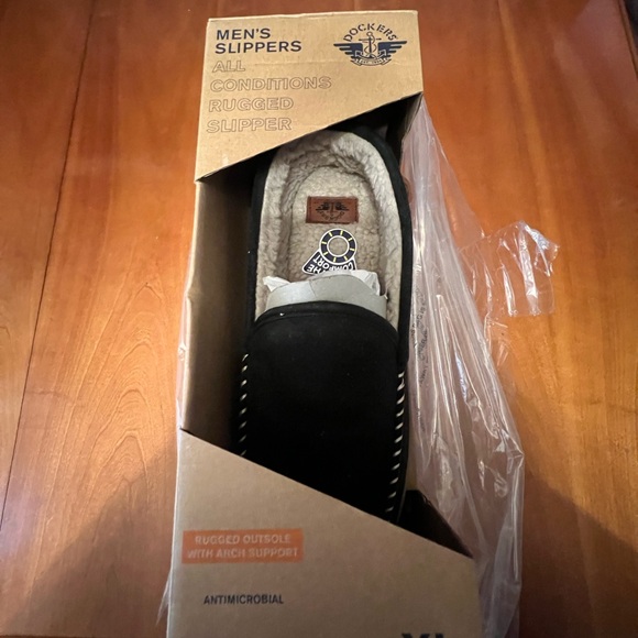 Men’s size extra large, 11/12 dockers brand black slippers - Picture 4 of 4